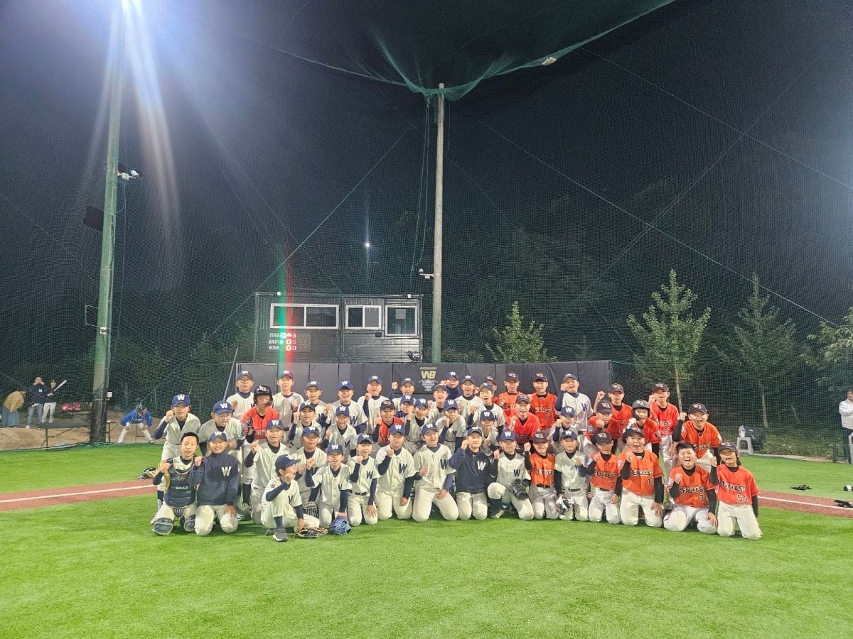 휘문야구아카데미 전용 구장에서 대전서구유소년야구단과 친선경기를 마친 뒤 남긴 단체사진