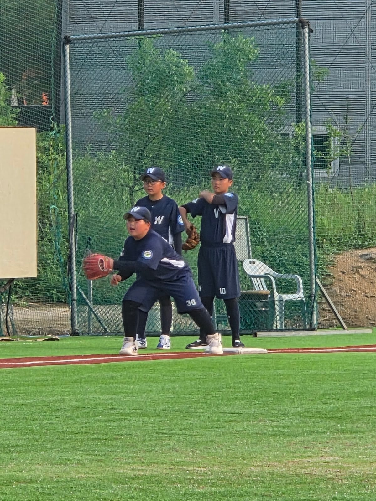 선수가 베이스에서 글러브를 내밀어 포구 자세를 잡고 있는 장면