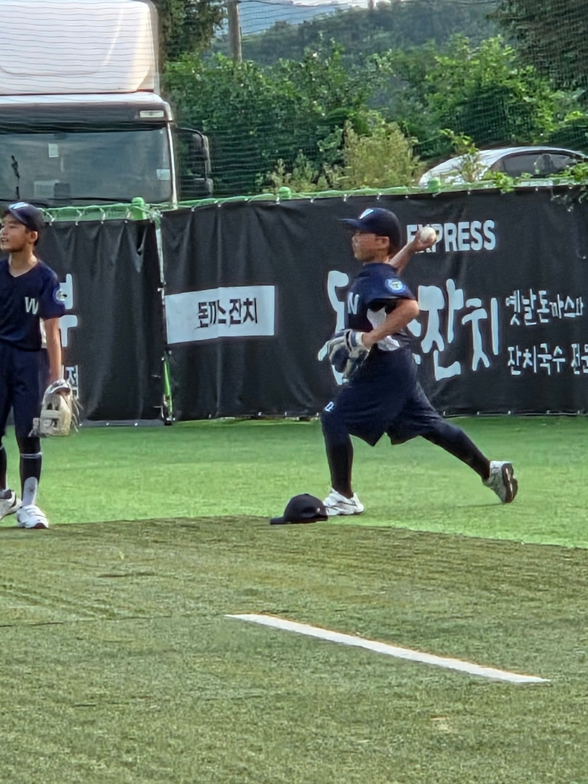 헬멧을 쓴 선수가 베이스를 향해 달리며 주루 동작을 연습하는 모습